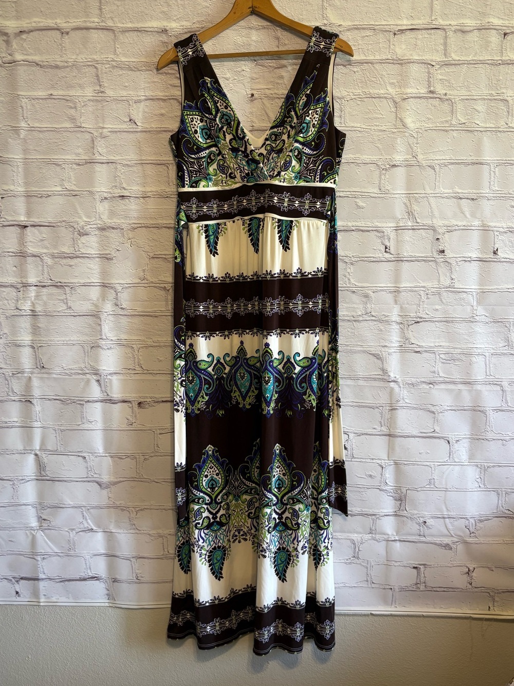 Sleeveless V-Neck Maxi Dress in Brown, white & Teal